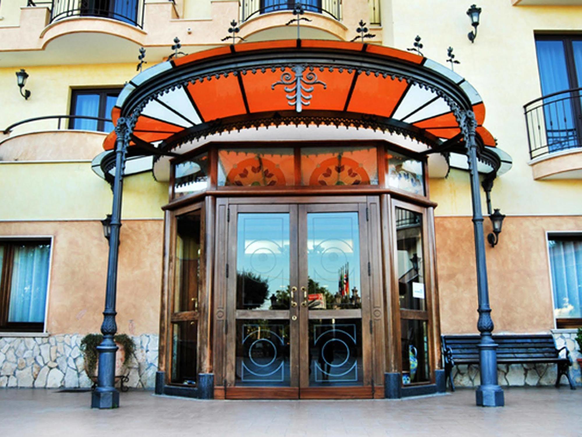 La Fayette Hotel 3*